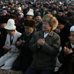 Киргизы – уникальная нация. Но, увы, многие приходят на праздник не в самобытной национальной одежде, а в безликих чёрных униформах. Коран же призывает являться в мечеть в одеждах праздничных, чистыми и благоухающими. Ведь молитва с братьями – путь к Раю.