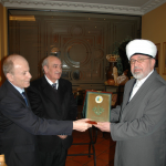 Председатель Ливано-Российского дома профессор Сухейль Фарах вручает Умару-хазрату Идрисову почетную медаль организации