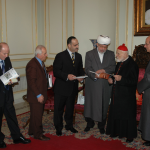 Умар-хазрат Идрисов вручает главе маронитской общины Ливана издания ИД «Медина»