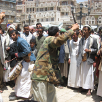Йеменский танец с кинжалами-джамбия на улицах Саны. Традиционная джамбия - широкий  кривой кинжал с ножнами и  рукояткой, покрытыми орнаментом. Он считается обязательным аксессуаром местных мужчин, который сегодня имеет больше  декоративный характер