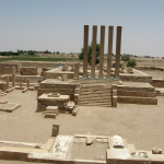 Остатки   храма «Трон царицы Балкис»,  расположенного на территории древней столицы Сабейского царства. Это святилище  сооружалось между 1Х  и У веками до нашей эры