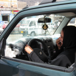 Йеменские женщины - автолюбительницы не расстаются за рулем с мобильными телефонами