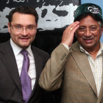Первез Мушарраф примеряет подаренный ему татарский национальный головной убор