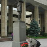 У памятника А.С. Пушкина в Бишкеке, 6 июня 2009 г.