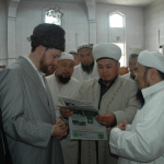 Дамир-хазрат Мухетдинов презентует газету «Медина аль-Ислам» председателю Совета улемов ДУМРК