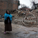 Квартал Сулукуле: женщина у развалин дома
