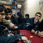 Квартал Тарлабаши, курдское кафе: безработная молодежь проводит там все дни напролет, играя в карты
