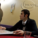 Квартал Тарлабаши, курдское кафе: молодой курд с газетой объявлений в поисках работы