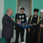 Губернатор Нижегородской области вручает Председателю Совета старейшин ДУМНО подарок