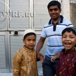 В день Ид аль-Фитр родители вместе с детьми приходят в мечеть. Этот день один из самых важных дней в Исламе