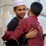 Мусульмане обнимают друг друга, поздравляя с праздником
