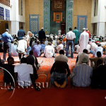 Мусульмане слушают проповедь имама, посвященную посту в месяц Рамадан