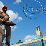 Рабочий-мусульманин, иммигрировавший в Португалию из Африки работает на стройке поблизости от мечети во время пятничной молитвы. Многие мусульмане не имеют возможности посещать мечеть по пятницам в течении рабочего дня