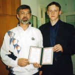 Умар-хазрат Идрисов вручает диплом об окончании НИМ 