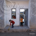 Уборка на крыльце одного  из курдских домов. Старшие дети помогают матерям в домашней работе. У многих из них отцы погибли на войне. Деревня Хелах.