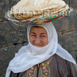 женщина-друз, с лепешками хлеба на голове