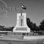 Памятник солдату - защитнику Сирии на КПП при въезде в Кунейтру