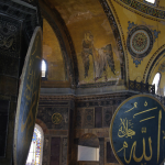 Храм-музей Айя София. на стенах видны разрисованные иконы христианского периода и надписи на арабском языке исламского периода.