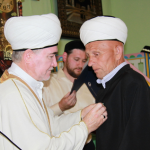 Муфтий награждает имама Малорыбушкинской мечети Амира-хазрата медалью за многолетний вклад в дело просвещения