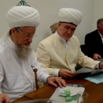 Председатель ЦДУМ Талгат Тажетдин и Председатель СМР Равиль Гайнетдин знакомятся с проектом строящегося Исламского образовательного центра.