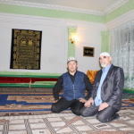 Анвар Аширов и автор материала в молитвенном зале мечети «Нур Ислам»