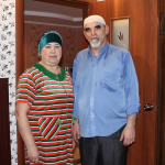 Имам Аширов с супругой Файзой в своей квартире в Осинниках