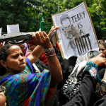 Протестующие бъют своей обувью карикатуру пастора Терри Джонса во время акции протеста у консульства США в Ченнаи (Индия), 15 сентября 2012 года /Reuters/
