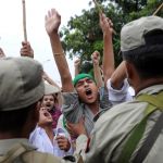 Пакистанские солдаты сдерживают протестующих в Исламабаде /AFP/