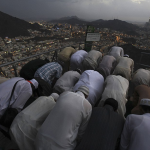 5.	Благочестивые: мусульманские паломники молятся на вершине горы Нур. Около двух миллионов людей выполнят ритуал, который каждый дееспособный мусульманин обязан осуществить хотя бы один раз в жизни.