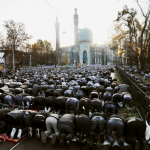 Курбан-байрам в Санкт-Петербурге: перед главным мусульманским храмом города собрались тысячи верующих, кот. выстроились на молитву по обе стороны Каменноостровского пр-та