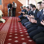 Коллективная молитва в Соборной мечети Симферополя Кабир джами