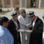 Дамир-хазрат Мухетдинов подарил литературу, изданную ИД «Медина», имаму мечети при зиярате шейха Накшбанда