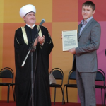 Муфтий шейх Равиль-хазрат Гайнутдин вручает благодарность за активную издательскую деятельность гендиректору ИД