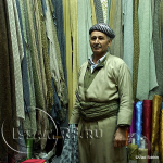 Продавец тканей на базаре в Захо.
