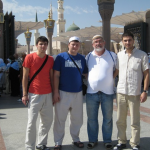 Председатель Совета старейшин ДУМНО Умар-хазрат Идрисов с сотрудниками ДУМНО на территории мечети Пророка в г. Медина