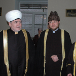 Равиль-хазрат Гайнутдин, Дамир-хазрат Мухетдинов и Ринат-хазрат Ибрагимов в открывшейся мечети Владимира