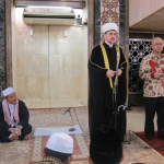 Рушан хазрат Аббясов выступает с приветсвенным словом перед прихожанами мечети 