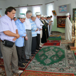 Полуденная молитва в мечети сала Уразовка