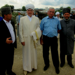 Муфтий Кабардино-Балкарии рассказывает гостям о планах стройки исламского центра.