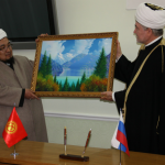 Подарок от делегации из Кыргызстана муфтию Равилю Гайнутдину