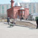 На территории Красноярской соборной мечети и красноярских кладбищ состоялись субботники. Фото www.islamsib.ru