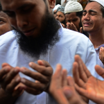 Исламские активисты партии молятся во время акции протеста в Дакке, 14 сентября 2012 года /AFP/