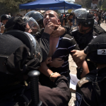 Израильская полиция задерживает палестинских демонстрантов во время акции протеста в Иерусалиме /Associated Press/