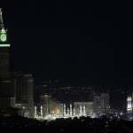3.	Башня с часами Большой мечети возвышается над городом Мекка, вид с вершины горы Нур.