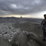 6.	Молитва: паломник на вершине горы Нур. Власти Саудовской Аравии заявили о более 1,6 млн прибывших иностранных паломниках.