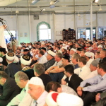 Несколько десятков тысяч человек собралось у Московской Соборной мечети. Проповедь и праздничную молитву в главной российской мечети провел духовный лидер российских мусульман муфтий шейх Равиль Гайнутдин
