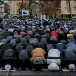 Курбан-байрам в Санкт-Петербурге: перед главным мусульманским храмом города собрались тысячи верующих, кот. выстроились на молитву по обе стороны Каменноостровского пр-та